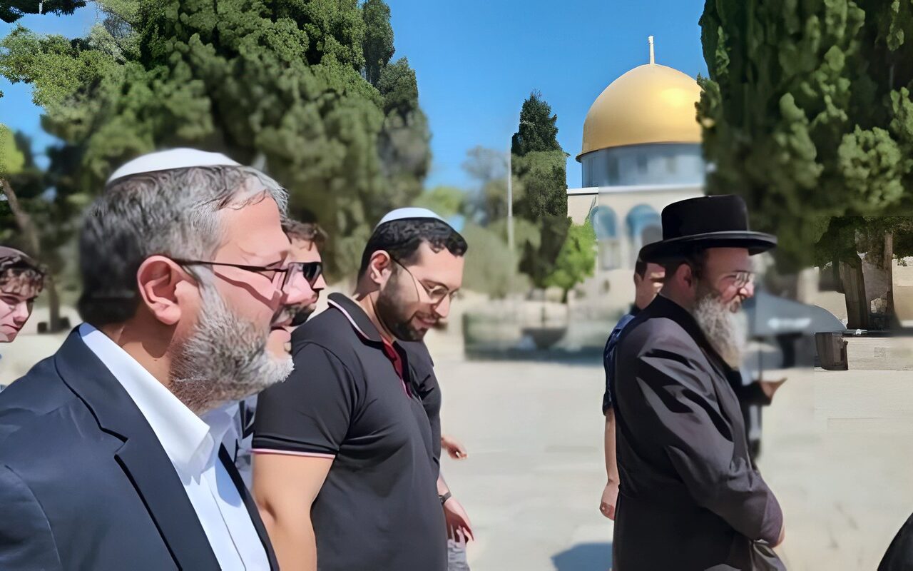 قبيل الانتخابات.. وزير الأمن القومي في حكومة الاحتلال يقتحم باحات المسجد الأقصى
