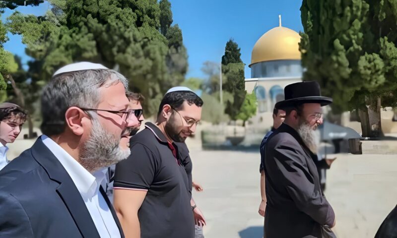 قبيل الانتخابات.. وزير الأمن القومي في حكومة الاحتلال يقتحم باحات المسجد الأقصى