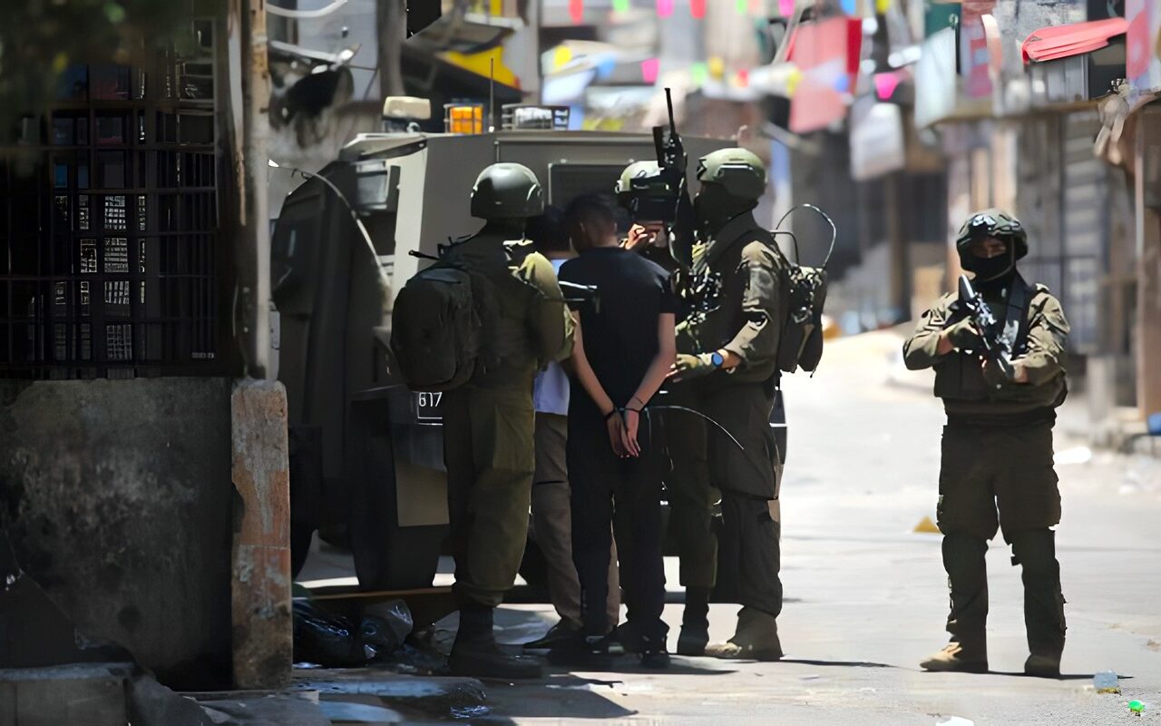 إصابة 12 فلسطينيا في غارة للاحتلال الإسرائيلي غرب خان يونس