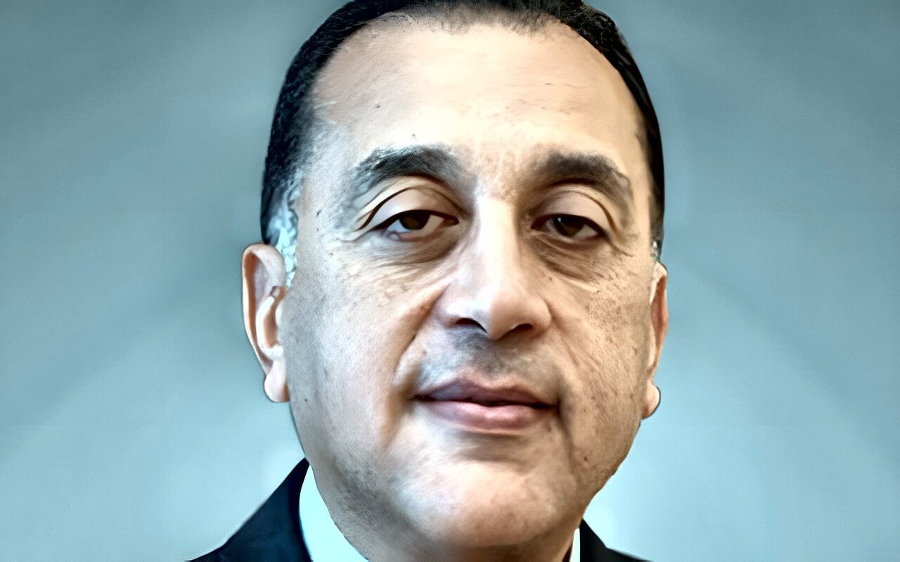 رئيس الوزراء يتابع مع وزير الصحة علاج مصابي حادث التصادم على الطريق الأوسطي