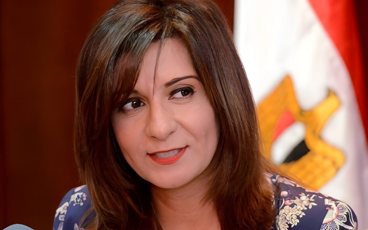السفيرة نبيلة مكرم: وراء كل شاحنة مساعدات لغزة أيادٍ مخلصة وقلوب مصرية لا تتخلى عن الأشقاء