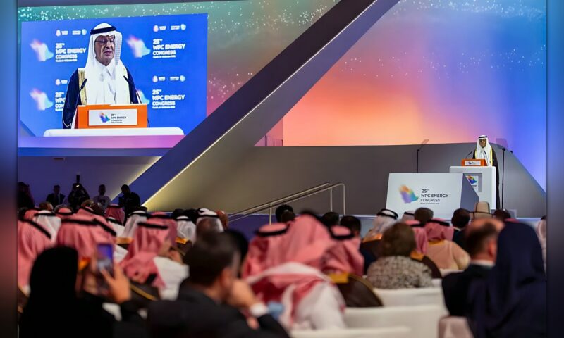 خطط سعودية لتطوير خط أنابيب «شرق ــ غرب»