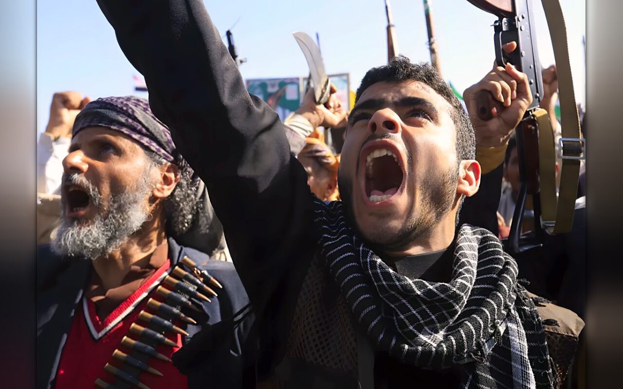 مطامع التكسب من الإمدادات العسكرية تشعل خلافات حوثية