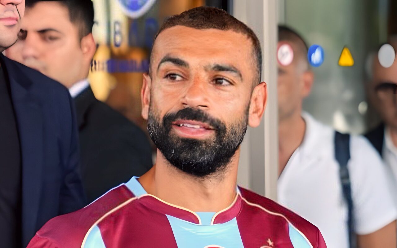 محمد صلاح يغادر إنجلترا متجهًا إلى تركيا للانضمام لتدريبات طرابزون سبور