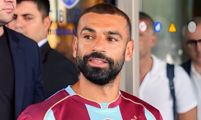 محمد صلاح يغادر إنجلترا متجهًا إلى تركيا للانضمام لتدريبات طرابزون سبور