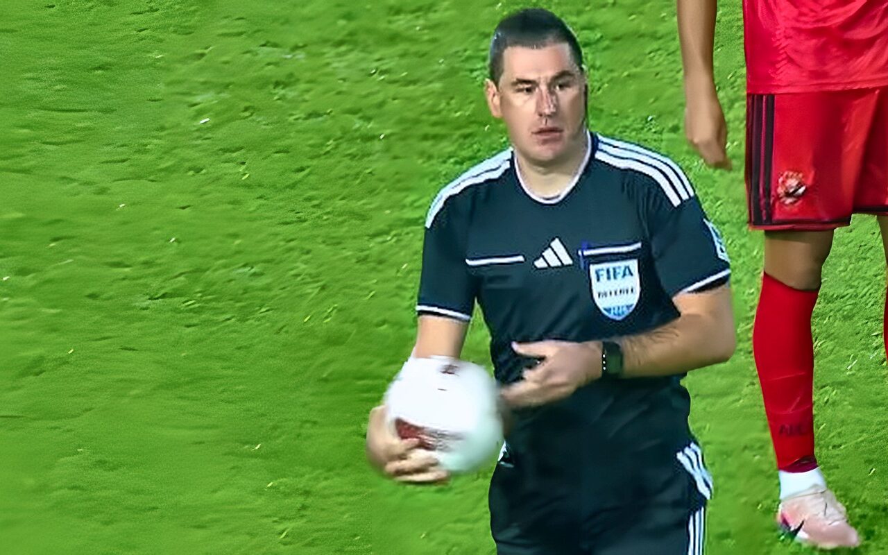 واقعة مفاجئة في قمة الأهلي والزمالك.. الحكم يوقف المباراة بعد ثوانٍ من انطلاقها