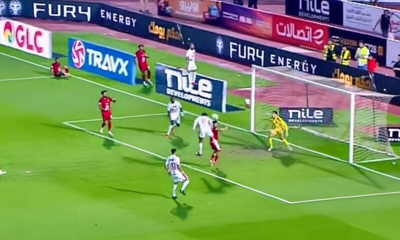 مصطفى شوبير ينقذ مرمى الأهلي.. خطأ من زيزو يمنح الزمالك فرصة خطيرة