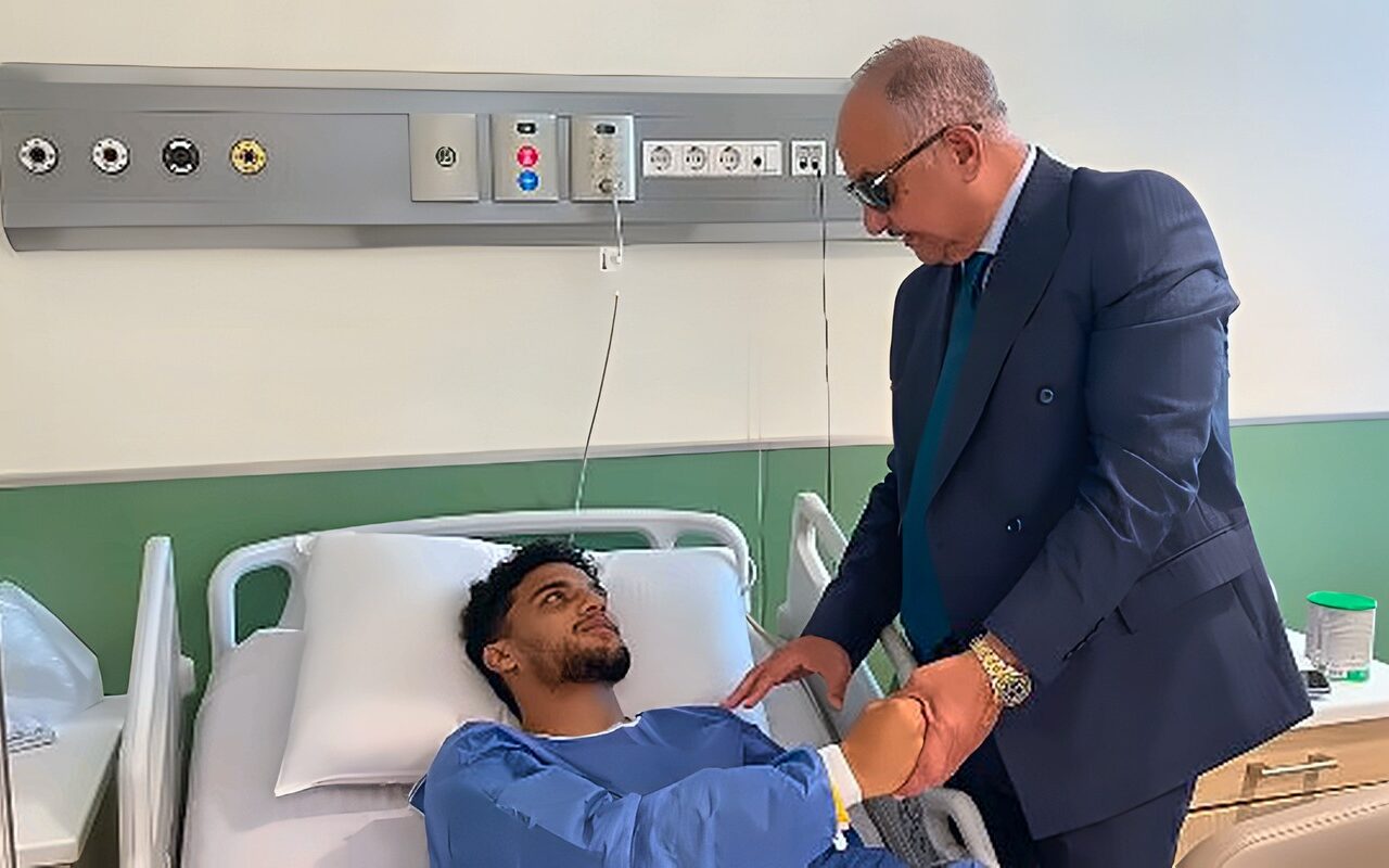 رئيس نادي البنك الأهلي يطمئن على حالة أسامة فيصل عقب جراحة غضروف الركبة