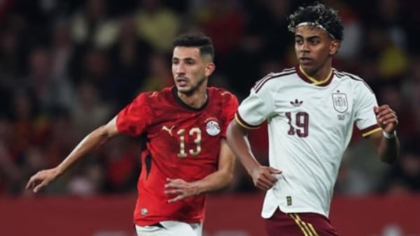 فيفا يعاقب الاتحاد الإسباني بسبب هتافات مسيئة خلال مواجهة مصر