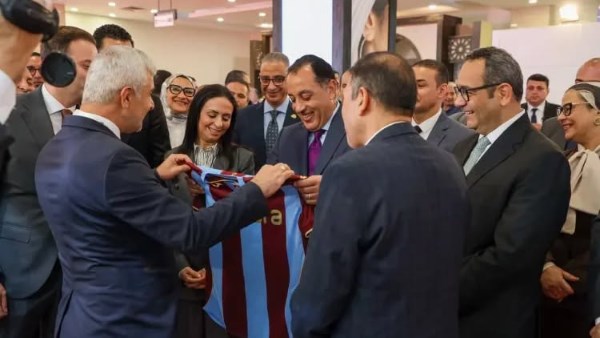 مصطفى مدبولي يتلقى هدية مميزة تحمل اسم محمد صلاح خلال زيارته معرض «تراثنا 2026»