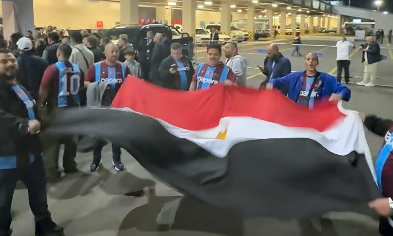 علم مصر يرفرف أمام ملعب طرابزون في تركيا قبل مواجهة بشكتاش بالدوري