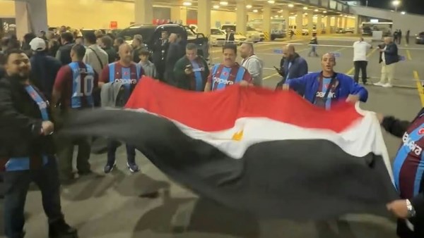 علم مصر يرفرف أمام ملعب طرابزون في تركيا قبل مواجهة بشكتاش بالدوري