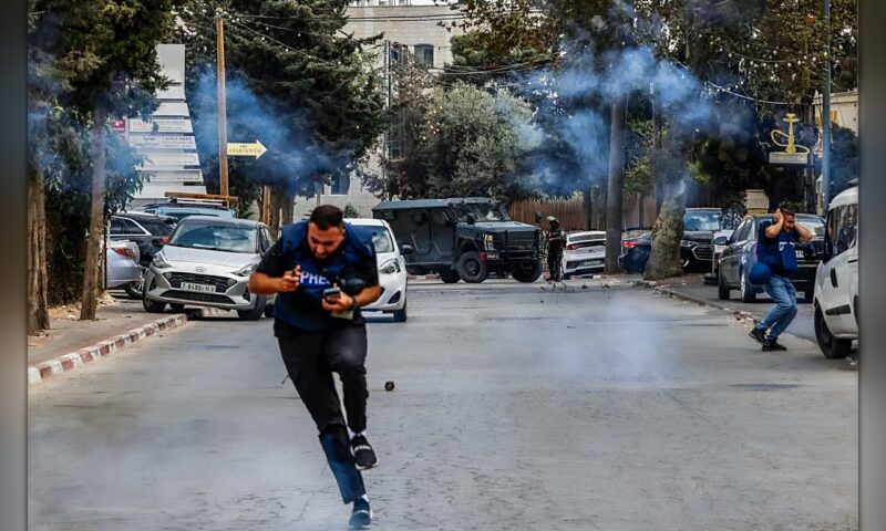 الجيش الإسرائيلي يقتحم رام الله ويداهم مؤسسات حقوقية ومدنية