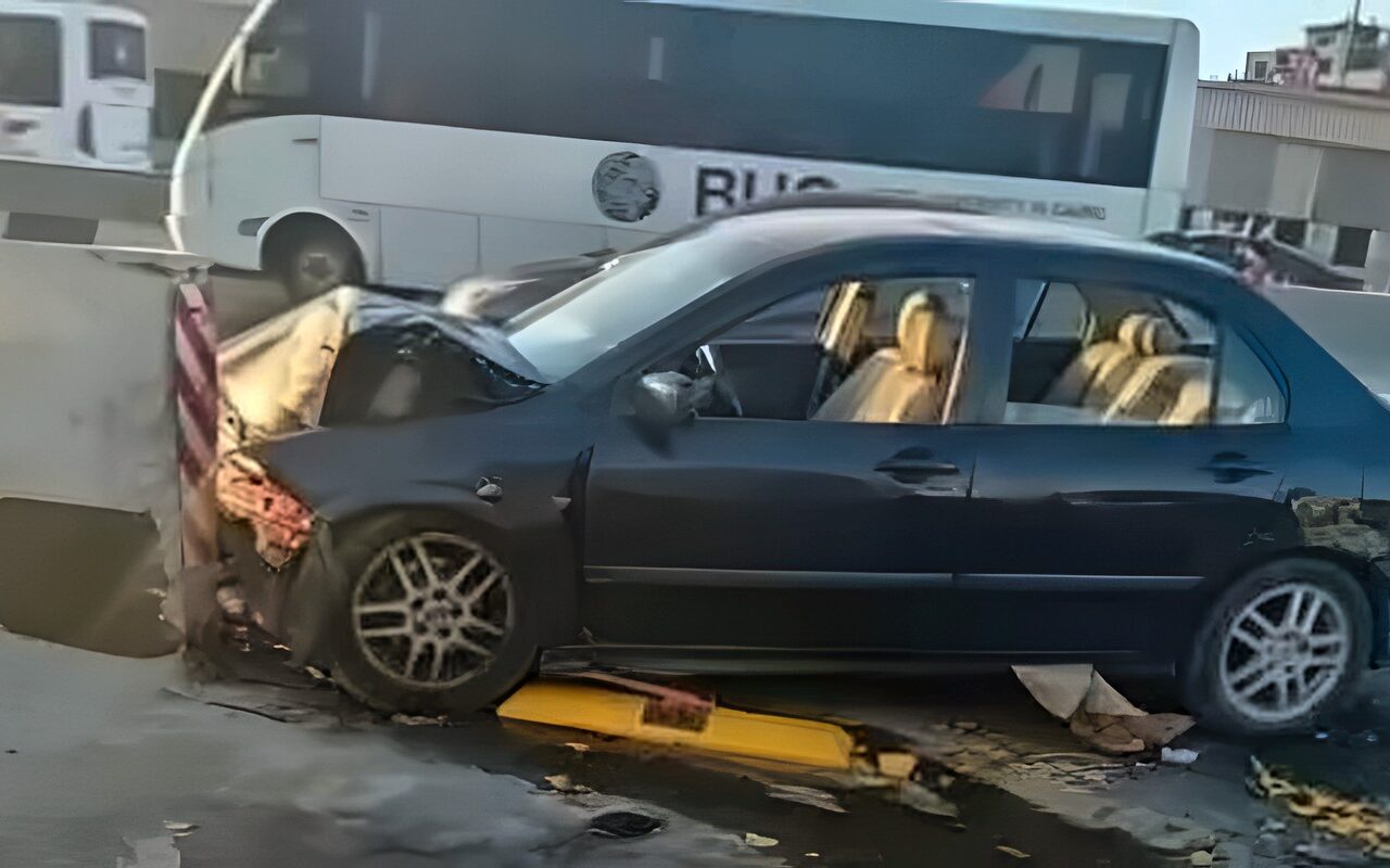 إصابة شخصين في حادث اصطدام سيارة ملاكي بمحطة الأتوبيس الترددي السخنة