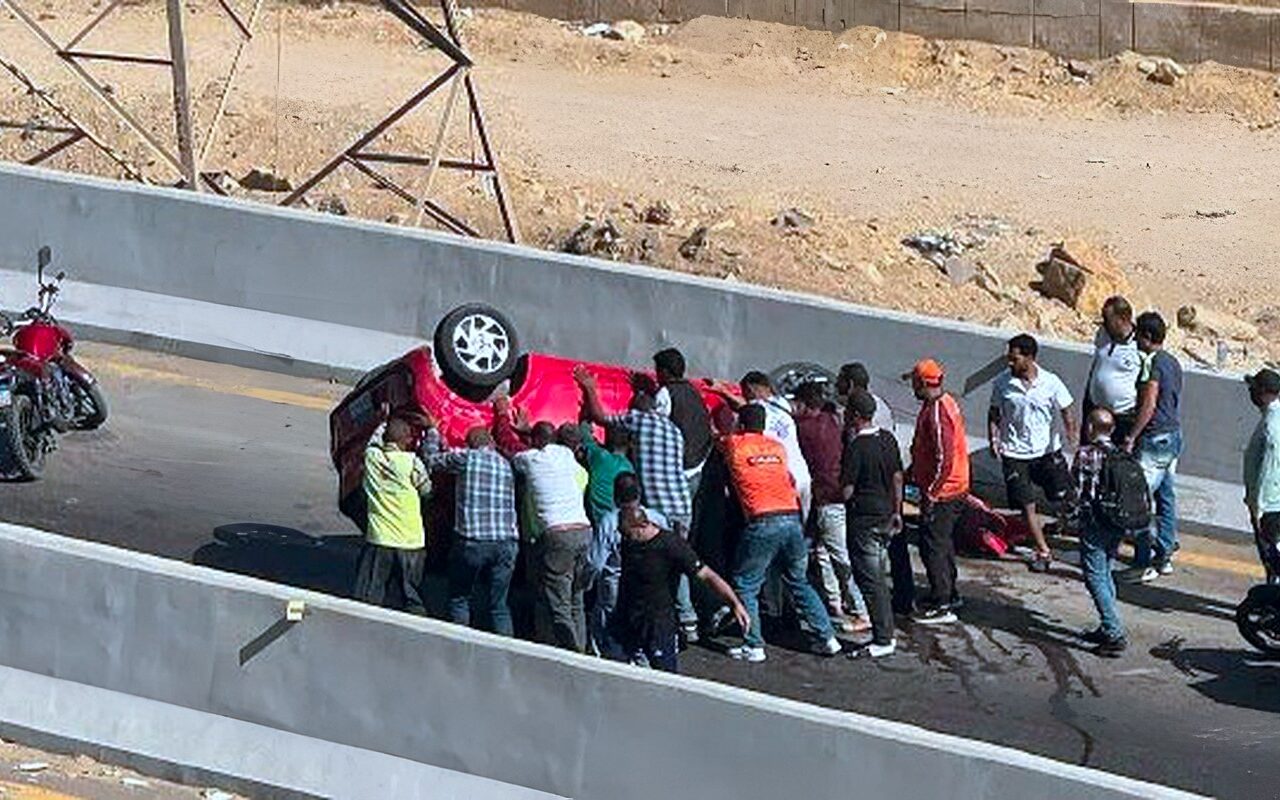 تفاصيل انقلاب سيارة أعلى الكوبري الواصل بين طرة ومحور حسب الله الكفراوي