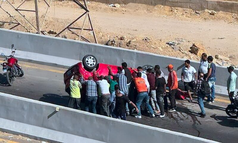 تفاصيل انقلاب سيارة أعلى الكوبري الواصل بين طرة ومحور حسب الله الكفراوي