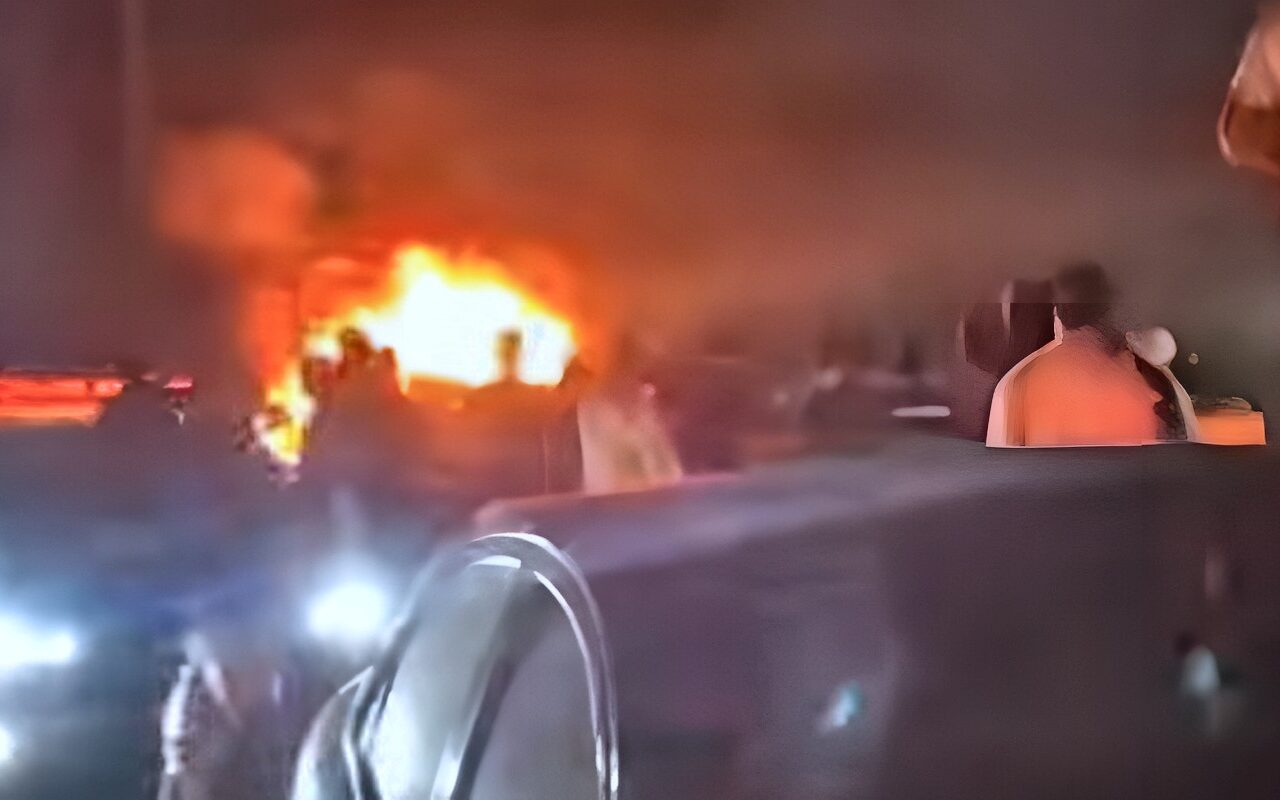 حريق يلتهم سيارة ملاكي أعلى الطريق الإقليمي بعد كارتة الصف