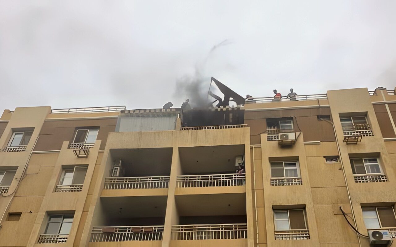 العناية الإلهية تنقذ السكان..  حريق يلتهم 4 شقق بالتجمع الأول والحماية المدنية تسيطر
