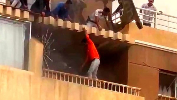 «ربنا بعته ليهم في الوقت المناسب».. حكاية عبدالله مروان بطل إنقاذ أسرة التجمع من النيران