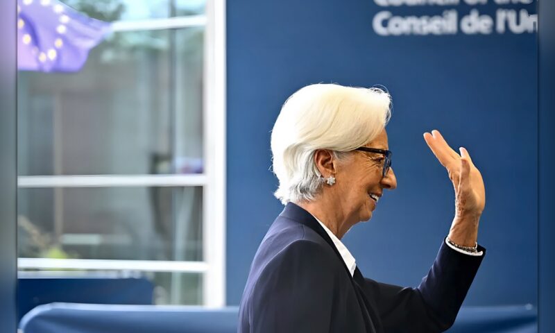 لاغارد تدعو فرنسا إلى معالجة أزمتها المالية داخلياً وسط ترقب رفع الفائدة مجدداً