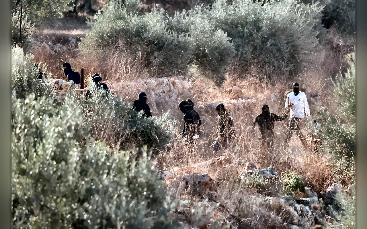 مستوطنون إسرائيليون يضرمون النار في مسجد بالضفة الغربية المحتلة