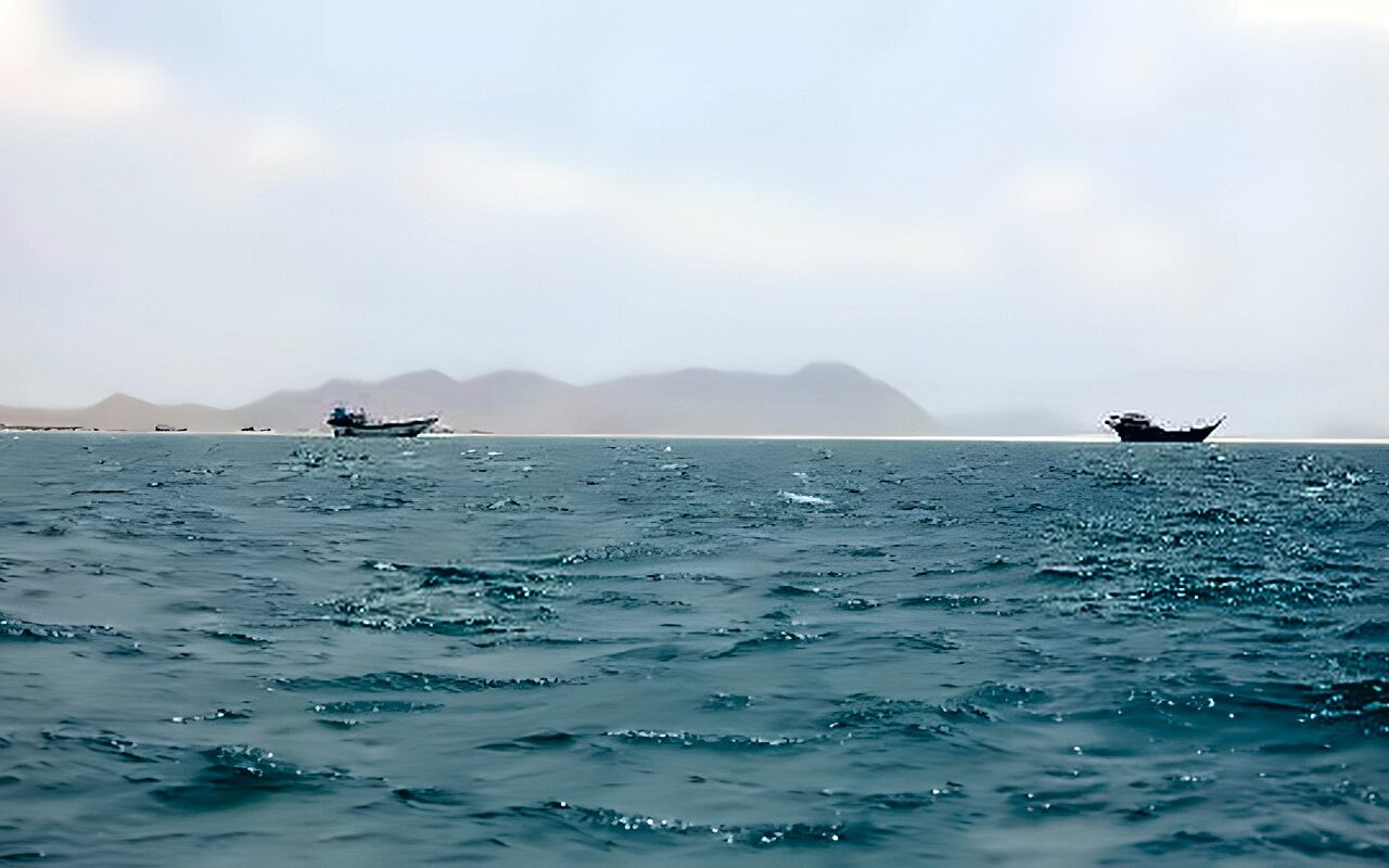 بعد تحريره من الجيش اليمني.. ميليشيات الحوثي تطلق صاروخين على باب المندب