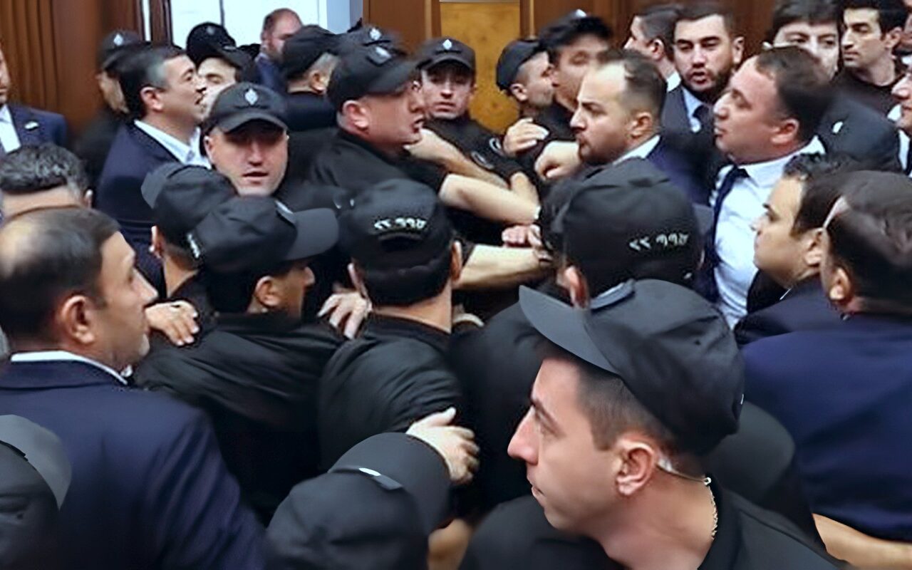 طالبوا باستقالة وزير الدفاع.. عراك بالأيدي بين النواب في جلسة عاصفة داخل البرلمان الأرميني