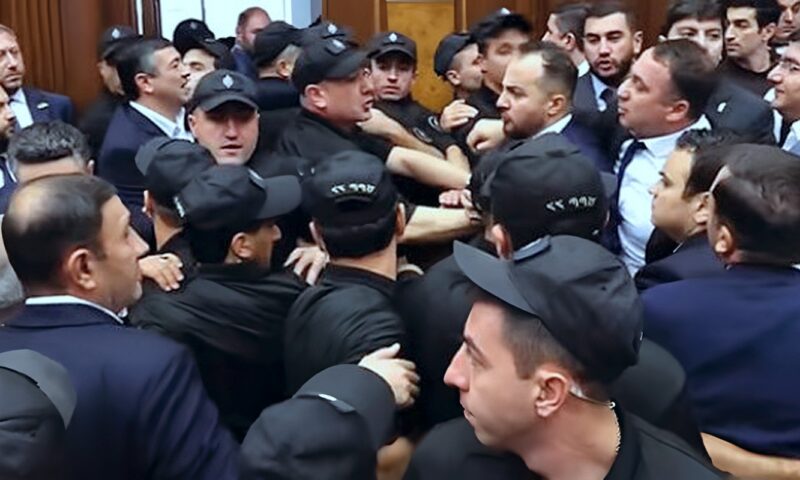 طالبوا باستقالة وزير الدفاع.. عراك بالأيدي بين النواب في جلسة عاصفة داخل البرلمان الأرميني