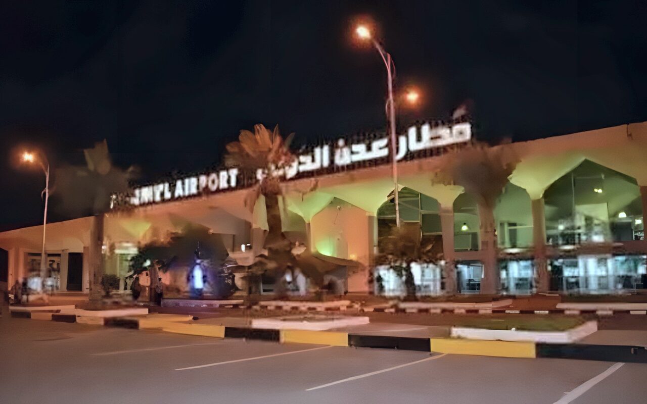 إلغاء هبوط رحلة قادمة من القاهرة.. «النقل اليمنية»: إخلاء مطار عدن ونقل طائرتين بعد هجوم حوثي