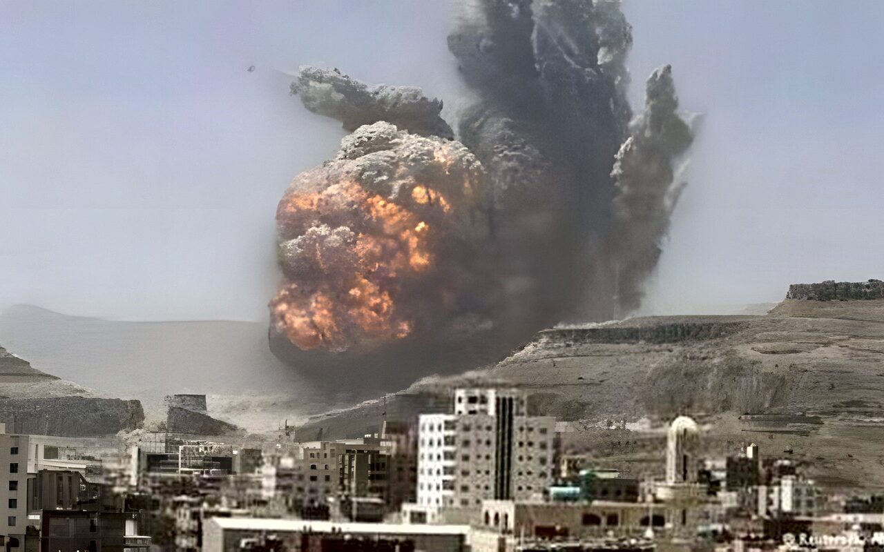 غارات جوية .. انفجـ.ـارات قوية تهز صنعاء ومناطق للحوثيين