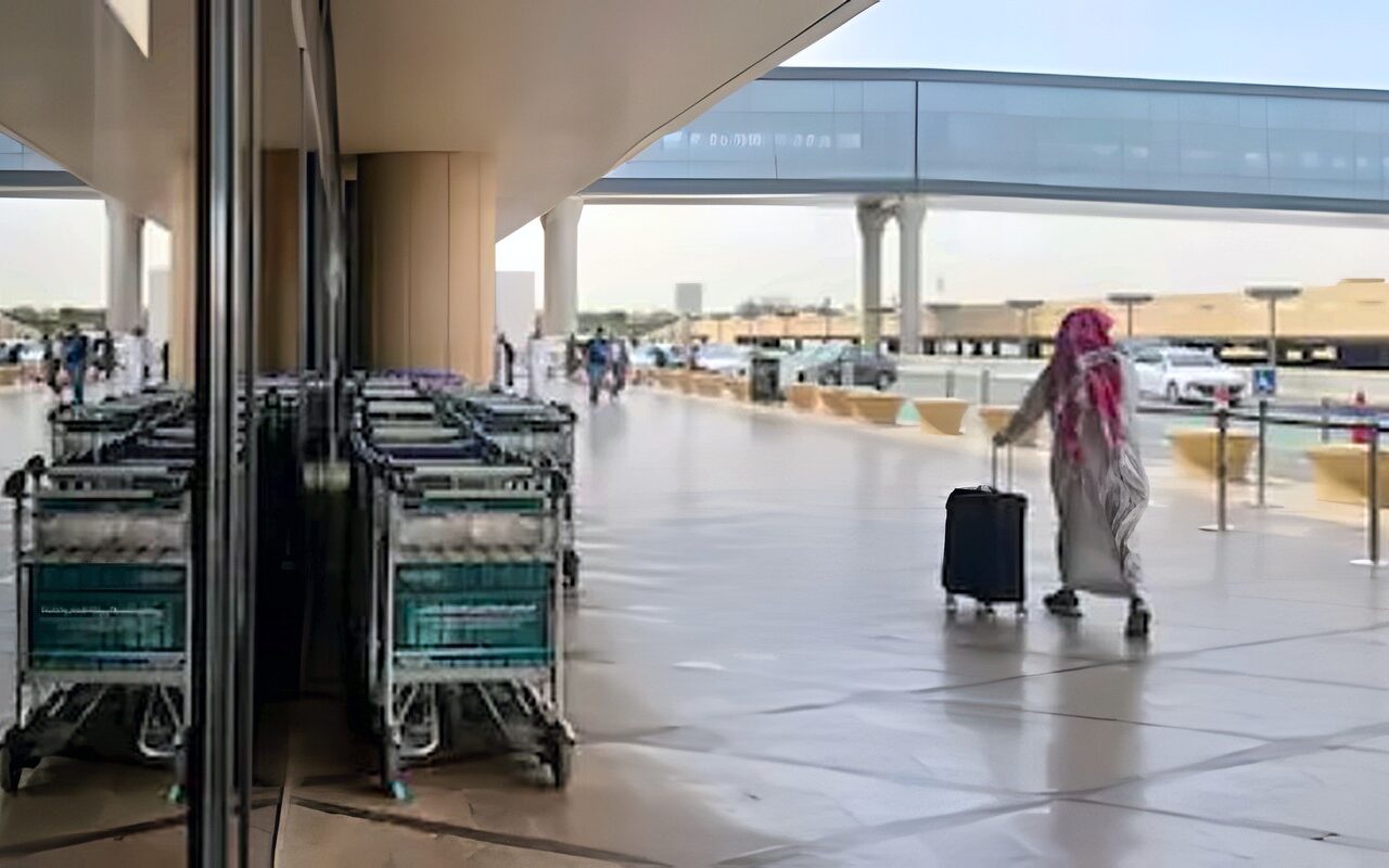 بعد هجوم الفصائل اليمنية على مطار الملك خالد.. شركات الطيران تلغي رحلاتها إلي الرياض