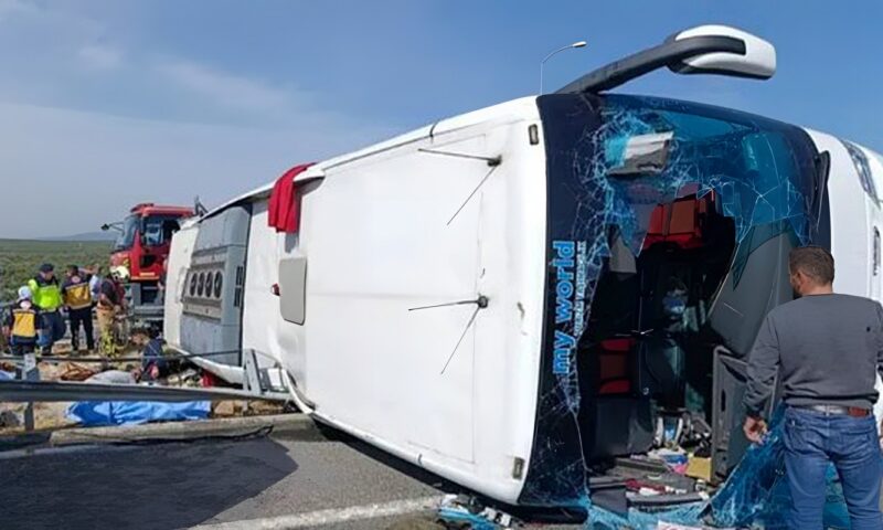 مقتل 11 شخصاً وإصابة 27 جراء اصطدام حافلة سياحية بشاحنة في تركيا