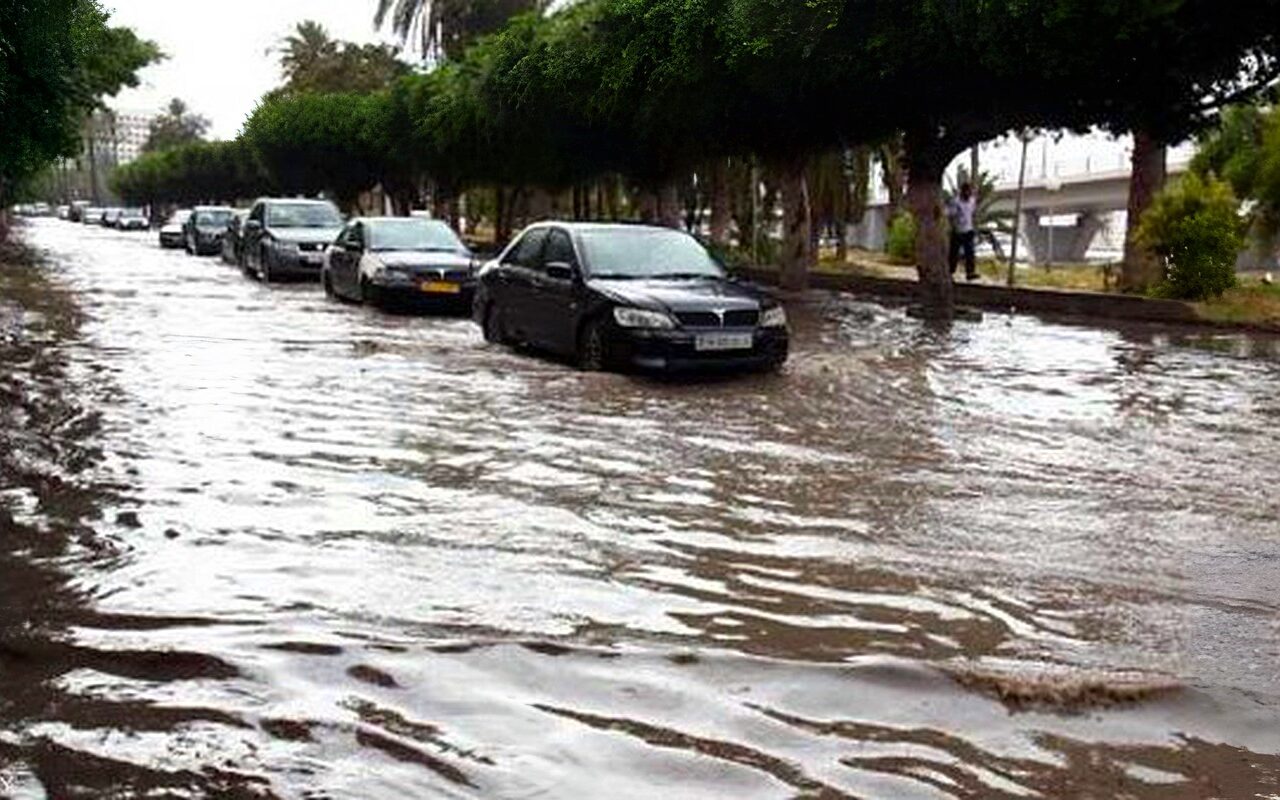 أمطار غزيرة تغرق شوارع طرابلس الليبية وتعطل المرور والدراسة والعمل