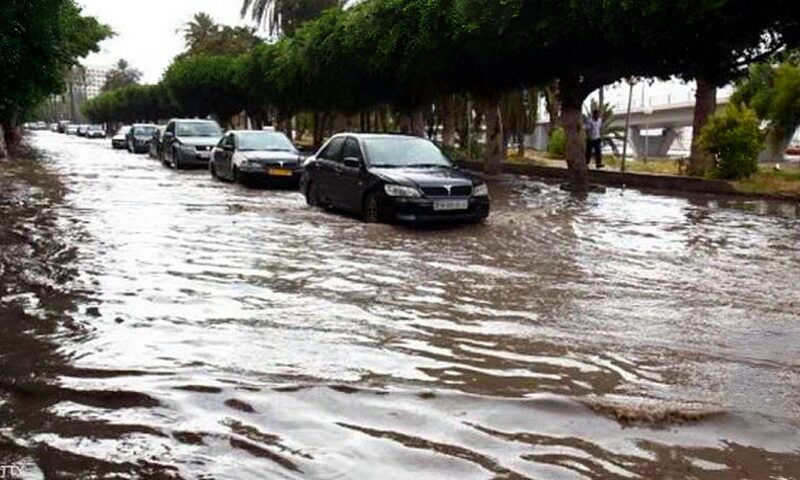 أمطار غزيرة تغرق شوارع طرابلس الليبية وتعطل المرور والدراسة والعمل