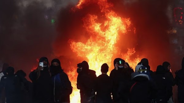 نيس وليون تعلنان حظر التجول وتنضمان لقائمة حظر التجول في فرنسا