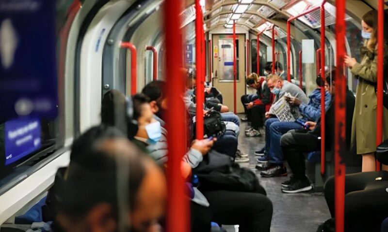 تشمل الطرد أو الغرامة.. بريطانيا تعلن قواعد صارمة ضد رفع صوت الموسيقى في مترو الأنفاق