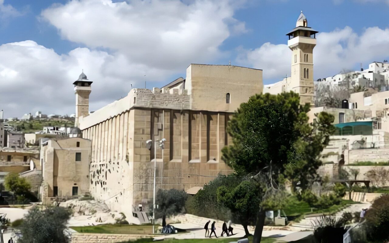 الاحتلال يغلق المسجد الإبراهيمي ويطرد موظفيه من داخله