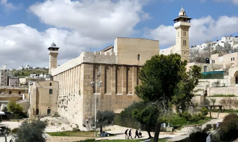 الاحتلال يغلق المسجد الإبراهيمي ويطرد موظفيه من داخله