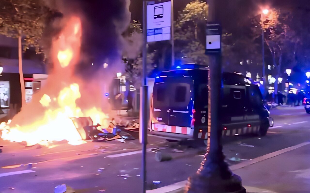 غضب المدارس.. القبض على 128 شخصا من مثيري الشغب في برشلونة