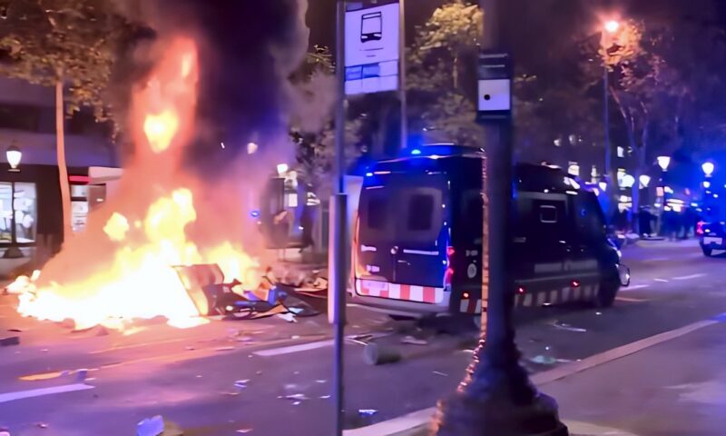 غضب المدارس.. القبض على 128 شخصا من مثيري الشغب في برشلونة