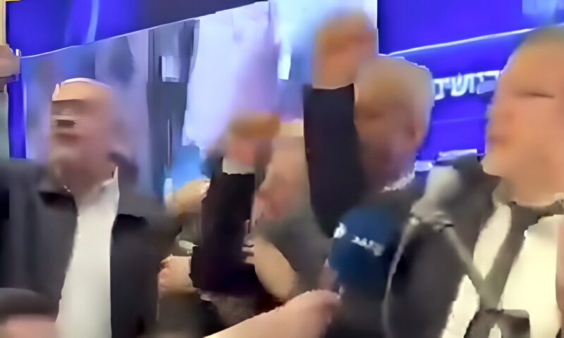 «روّح يا بن غفير» .. احتفالات بمقر القائمة العربية بعد تحقيق نتائج تاريخية في إسرائيل