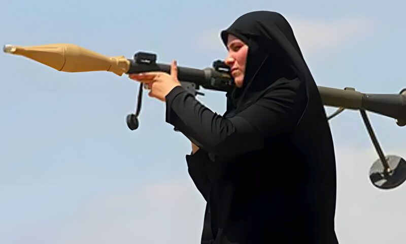 إيران تدرب النساء على السلاح وترفع الجاهزية الشعبية تحسبًا لمواجهة جديدة