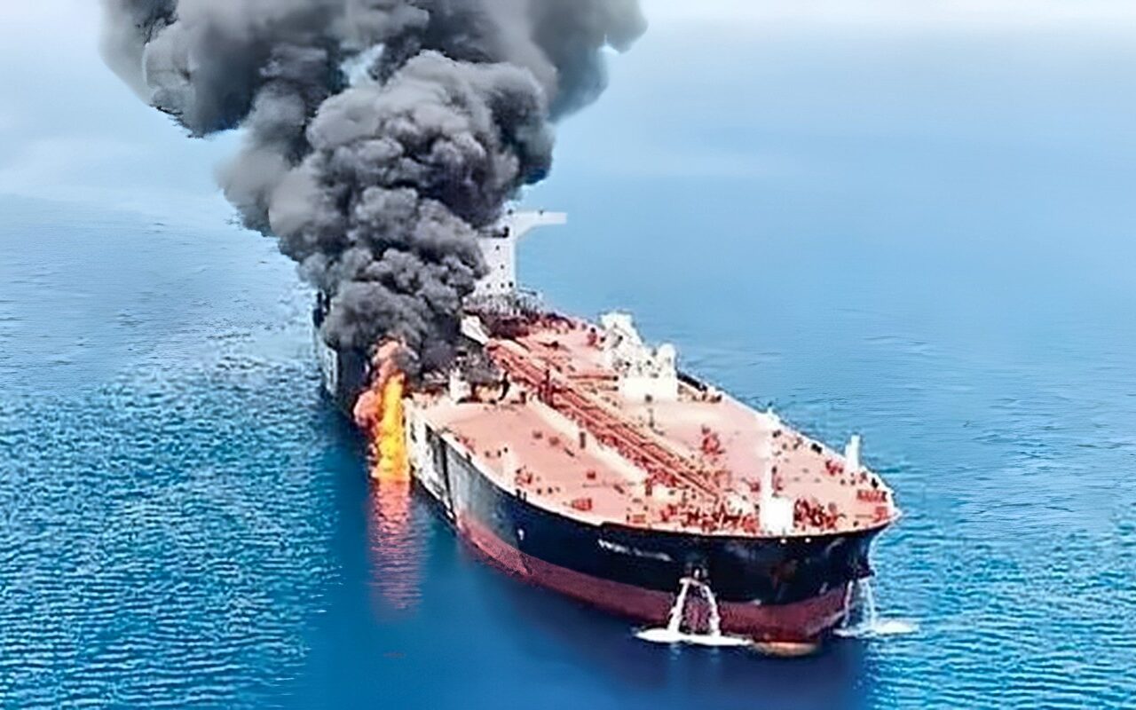 الحرس الثوري يحذر ناقلة في مضيق هرمز من مواصلة الإبحار ويهدد باستهدافها