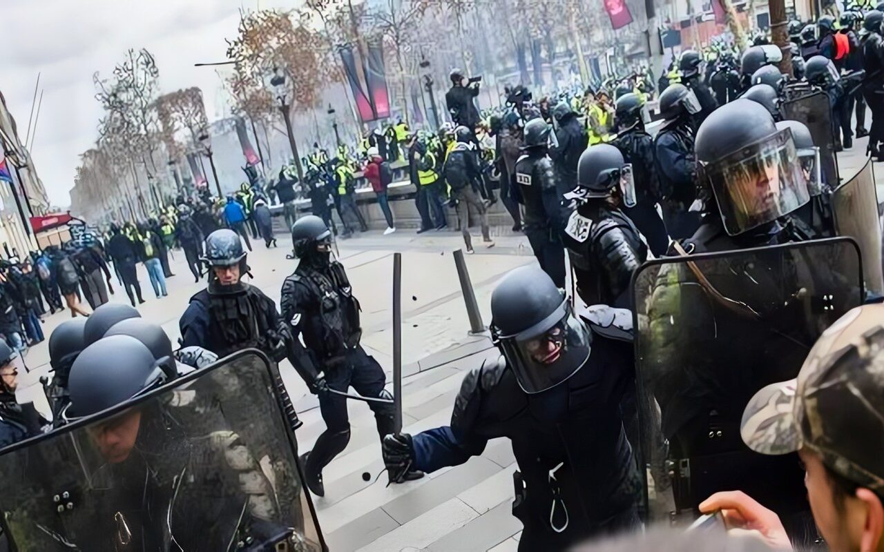 اعتقال ما لا يقل عن 1300 شخص خلال احتجاجات حاشدة في فرنسا نهاية الأسبوع