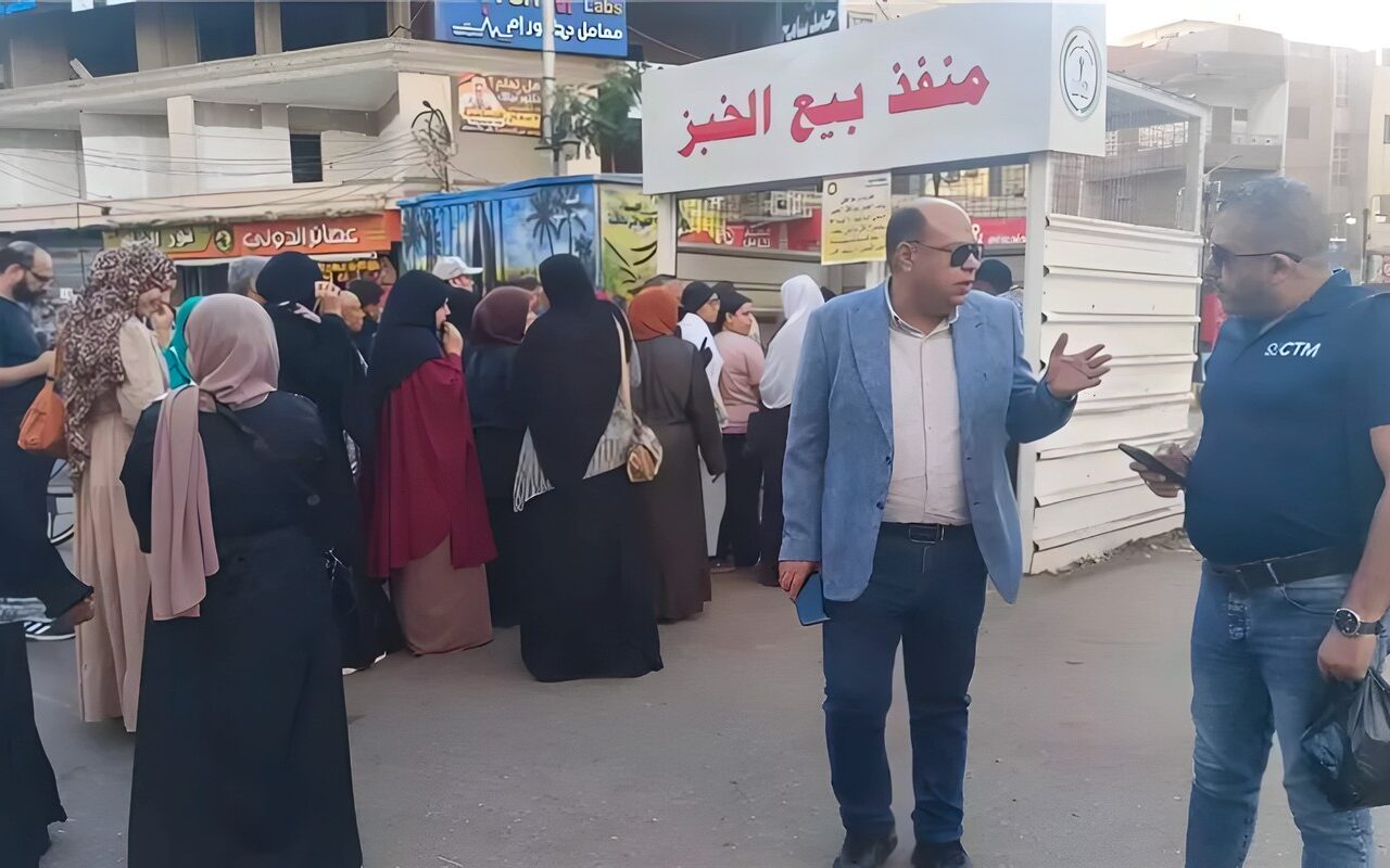 رئيس حي شرق المنصورة يتفقد منافذ توزيع الخبز