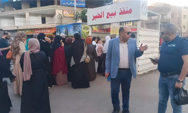 رئيس حي شرق المنصورة يتفقد منافذ توزيع الخبز
