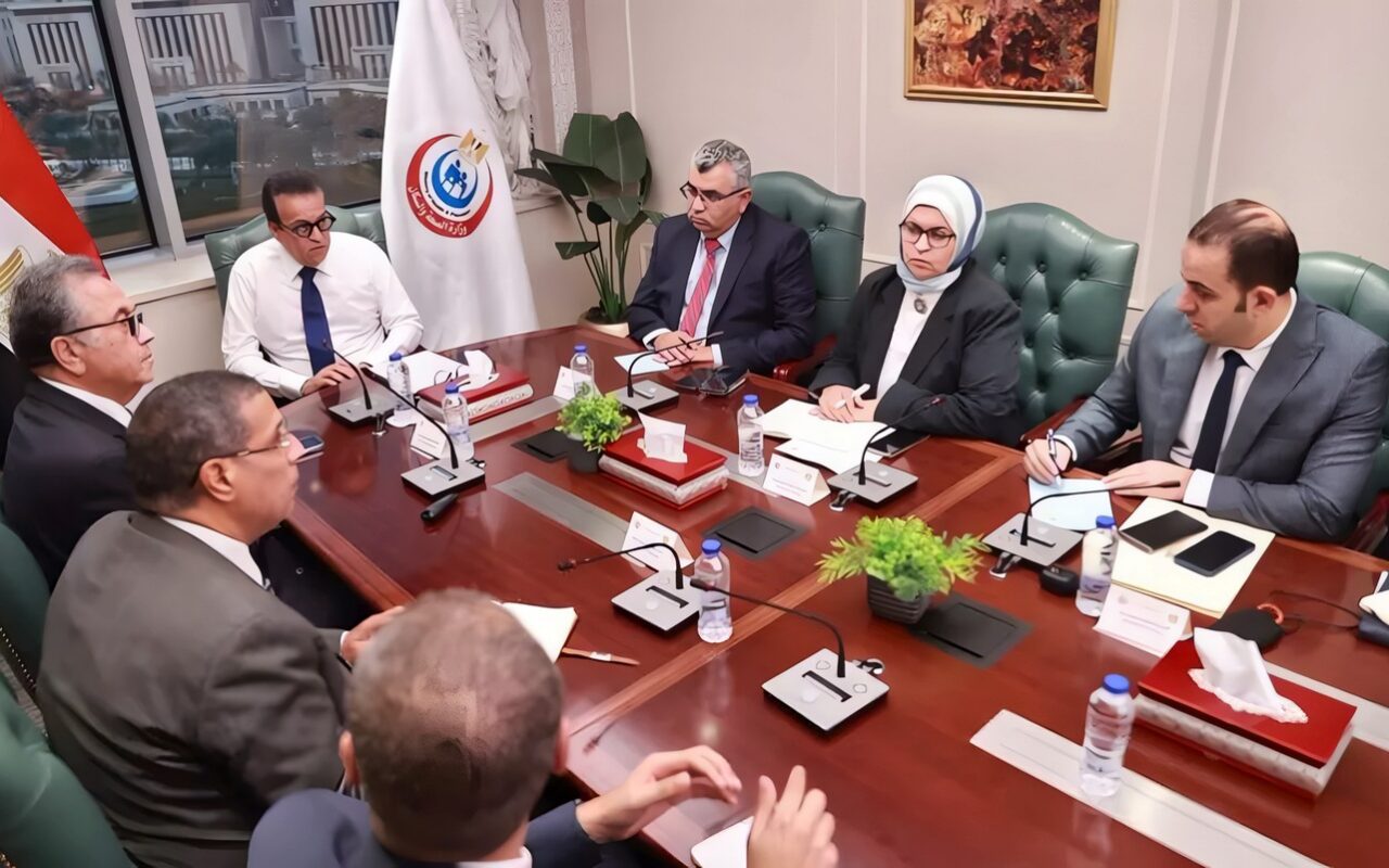 وزير الصحة يبحث تطوير الجراحات الروبوتية وتوطين أحدث التقنيات الطبية