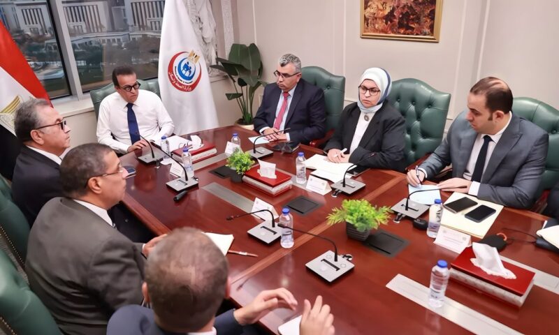 وزير الصحة يبحث تطوير الجراحات الروبوتية وتوطين أحدث التقنيات الطبية