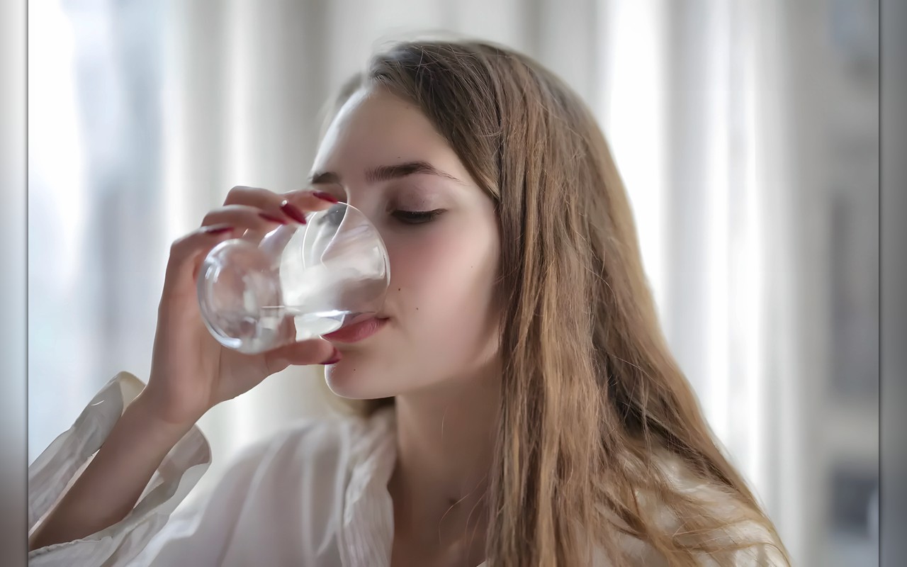 5 معتقدات شائعة عن شرب الماء… ما حقيقتها؟