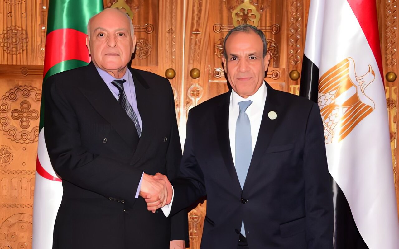 وزير الخارجية يبحث مع نظيره الجزائري دفع التعاون الثنائي وتطورات القضايا الإقليمية